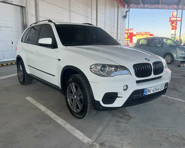 Белый БМВ Х5, объемом двигателя 2.98 л и пробегом 297 тыс. км за 13800 $, фото 1 на Automoto.ua