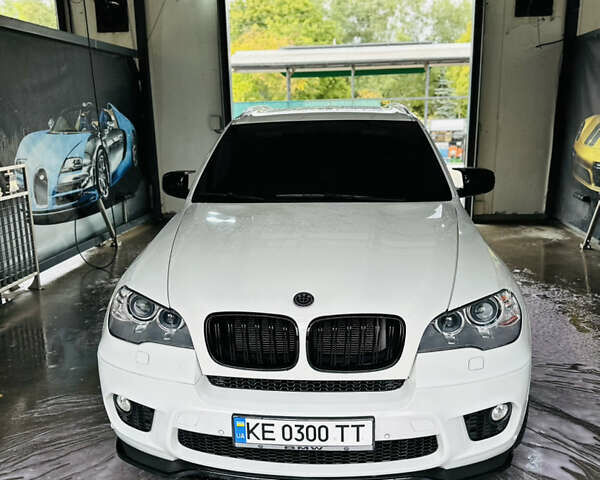 Белый БМВ Х5, объемом двигателя 3 л и пробегом 208 тыс. км за 15500 $, фото 1 на Automoto.ua