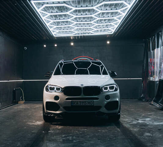 Белый БМВ Х5, объемом двигателя 2.98 л и пробегом 155 тыс. км за 28500 $, фото 1 на Automoto.ua