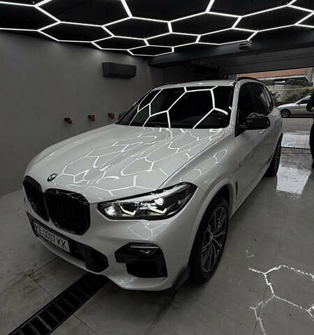 Белый БМВ Х5, объемом двигателя 3 л и пробегом 125 тыс. км за 49500 $, фото 1 на Automoto.ua