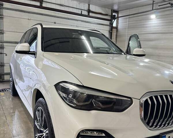 Белый БМВ Х5, объемом двигателя 2 л и пробегом 130 тыс. км за 43500 $, фото 1 на Automoto.ua