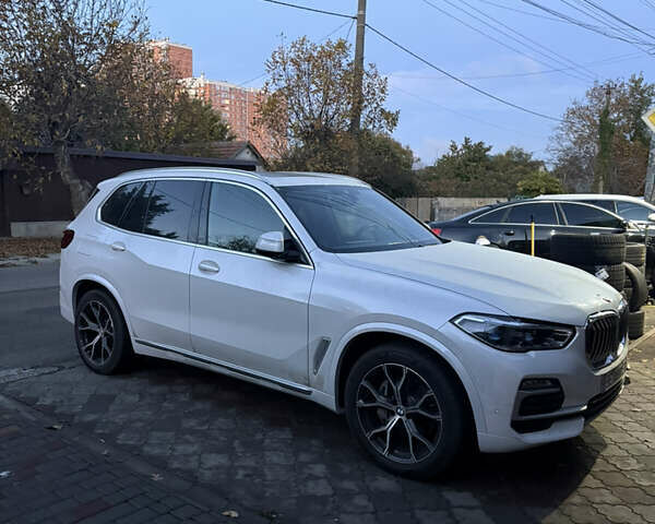 Белый БМВ Х5, объемом двигателя 3 л и пробегом 27 тыс. км за 65000 $, фото 1 на Automoto.ua