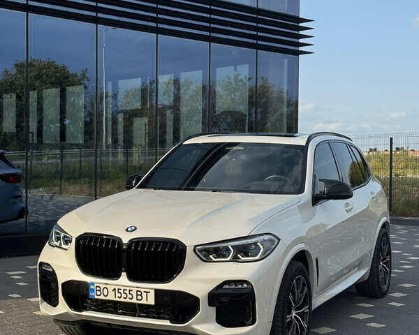 Белый БМВ Х5, объемом двигателя 3 л и пробегом 122 тыс. км за 57500 $, фото 1 на Automoto.ua