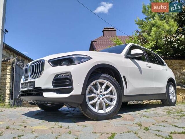 Белый БМВ Х5, объемом двигателя 2 л и пробегом 68 тыс. км за 53800 $, фото 1 на Automoto.ua