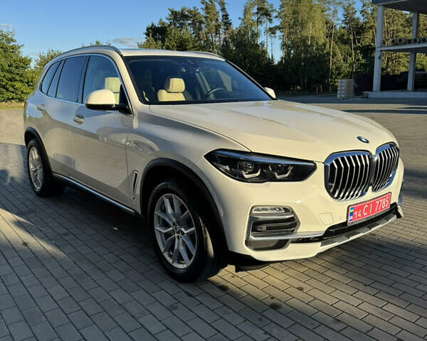 Белый БМВ Х5, объемом двигателя 3 л и пробегом 120 тыс. км за 47300 $, фото 1 на Automoto.ua