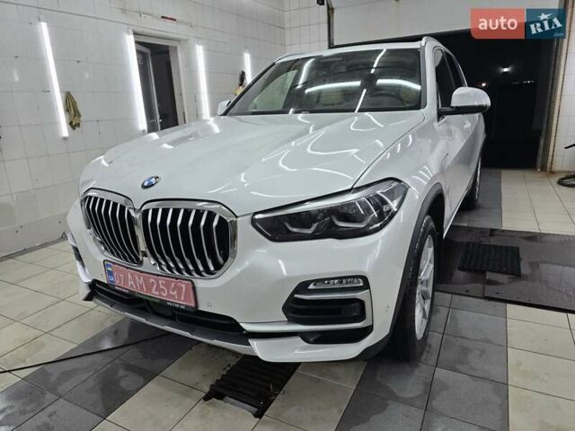 Белый БМВ Х5, объемом двигателя 3 л и пробегом 59 тыс. км за 60500 $, фото 1 на Automoto.ua