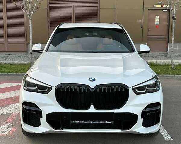 Белый БМВ Х5, объемом двигателя 2 л и пробегом 49 тыс. км за 69900 $, фото 1 на Automoto.ua