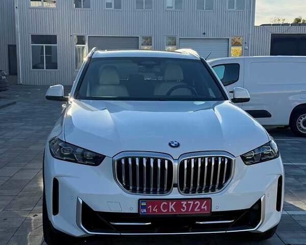 Белый БМВ Х5, объемом двигателя 3 л и пробегом 17 тыс. км за 84400 $, фото 1 на Automoto.ua