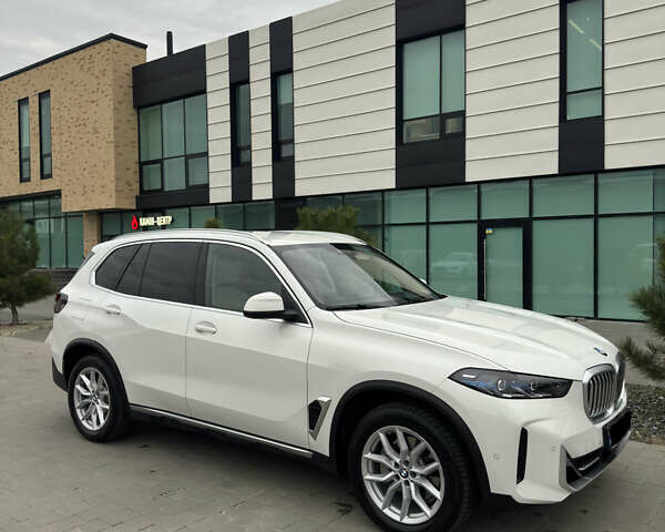 Белый БМВ Х5, объемом двигателя 2.99 л и пробегом 39 тыс. км за 94000 $, фото 1 на Automoto.ua