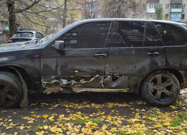 Черный БМВ Х5, объемом двигателя 3 л и пробегом 350 тыс. км за 3000 $, фото 1 на Automoto.ua