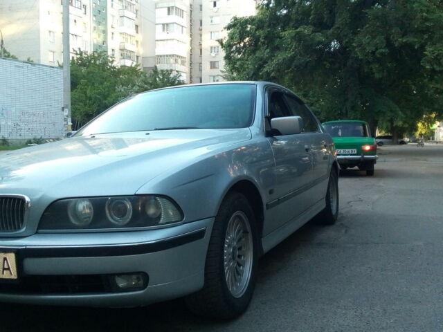 Сірий БМВ Х5, об'ємом двигуна 2 л та пробігом 300 тис. км за 6000 $, фото 1 на Automoto.ua