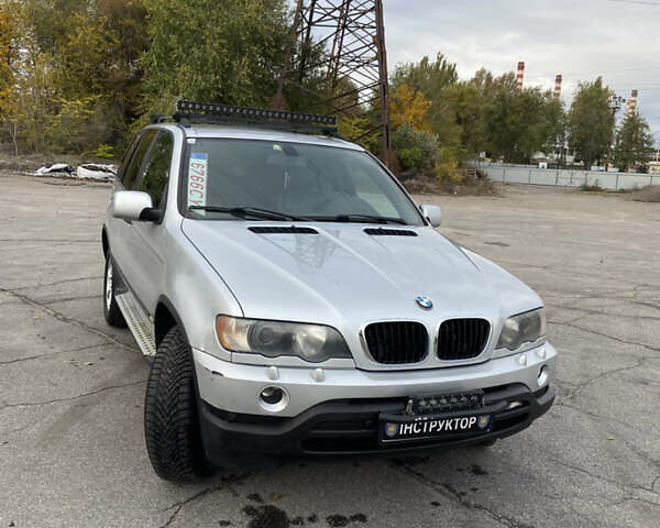 Серый БМВ Х5, объемом двигателя 3 л и пробегом 390 тыс. км за 5500 $, фото 1 на Automoto.ua