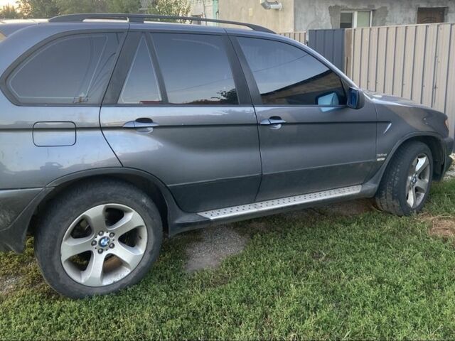 Серый БМВ Х5, объемом двигателя 3 л и пробегом 420 тыс. км за 9000 $, фото 1 на Automoto.ua