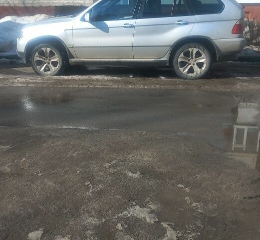 Серый БМВ Х5, объемом двигателя 3 л и пробегом 430 тыс. км за 7800 $, фото 1 на Automoto.ua