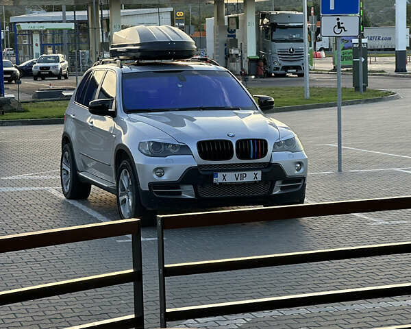 Серый БМВ Х5, объемом двигателя 3 л и пробегом 250 тыс. км за 12800 $, фото 1 на Automoto.ua