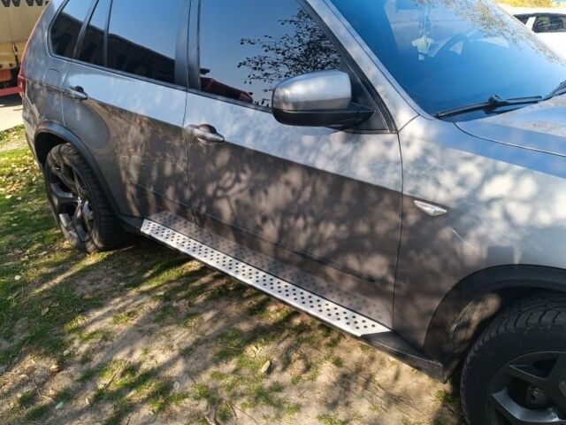 Серый БМВ Х5, объемом двигателя 3 л и пробегом 250 тыс. км за 12500 $, фото 1 на Automoto.ua