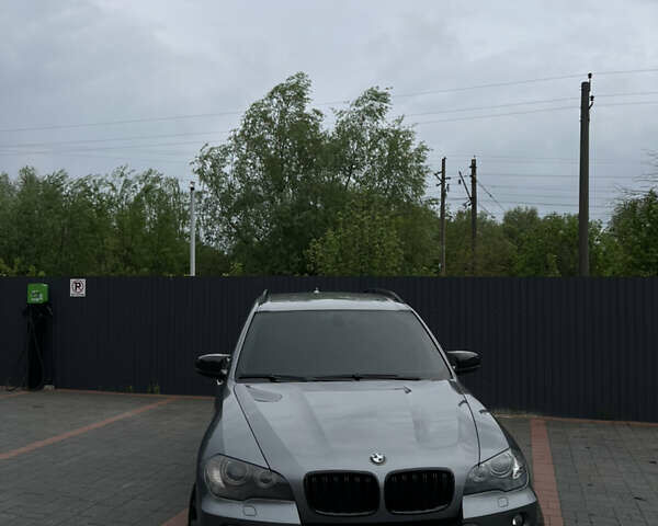 Серый БМВ Х5, объемом двигателя 3 л и пробегом 378 тыс. км за 14000 $, фото 1 на Automoto.ua