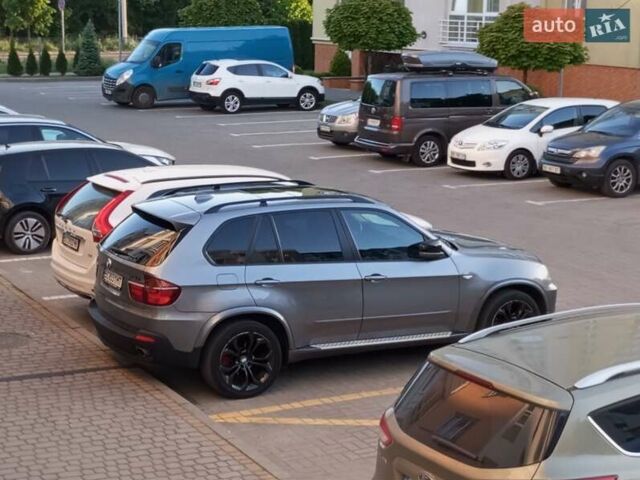 Серый БМВ Х5, объемом двигателя 3 л и пробегом 330 тыс. км за 15000 $, фото 1 на Automoto.ua