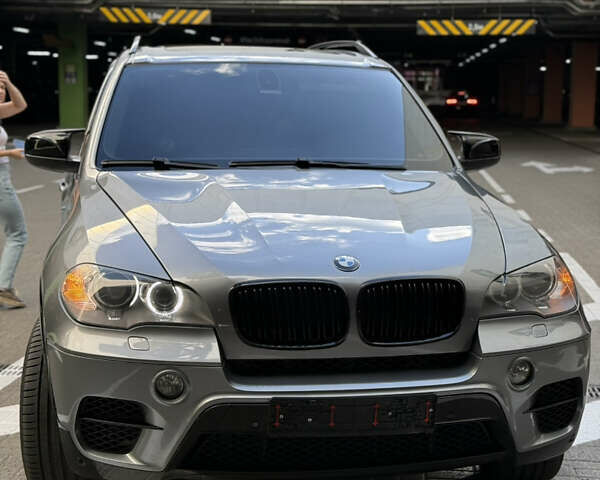 Серый БМВ Х5, объемом двигателя 3 л и пробегом 270 тыс. км за 21000 $, фото 1 на Automoto.ua