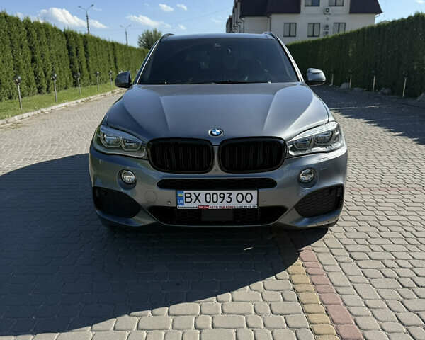 Серый БМВ Х5, объемом двигателя 3 л и пробегом 305 тыс. км за 28000 $, фото 1 на Automoto.ua