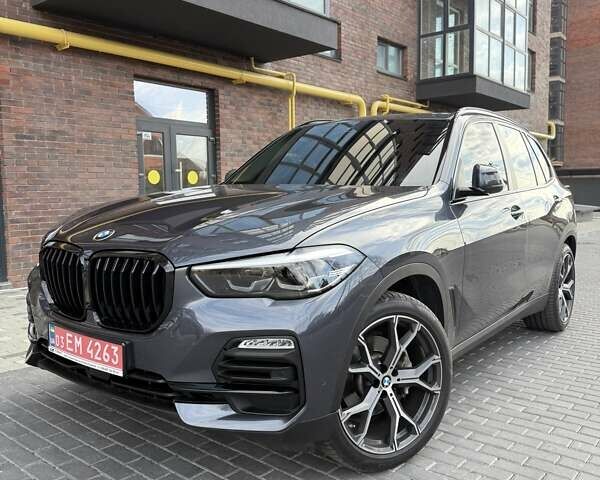 Серый БМВ Х5, объемом двигателя 3 л и пробегом 132 тыс. км за 54500 $, фото 1 на Automoto.ua