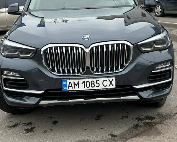 Сірий БМВ Х5, об'ємом двигуна 2 л та пробігом 100 тис. км за 52000 $, фото 1 на Automoto.ua