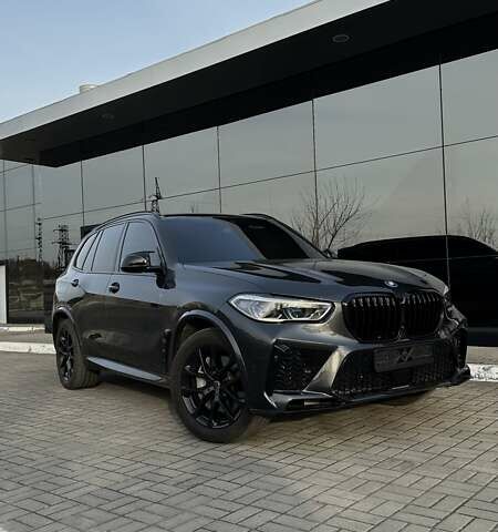 Серый БМВ Х5, объемом двигателя 3 л и пробегом 55 тыс. км за 59800 $, фото 1 на Automoto.ua