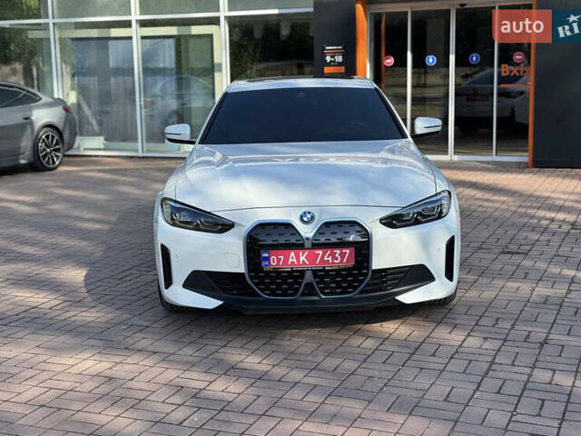 Белый БМВ i4, объемом двигателя 0 л и пробегом 25 тыс. км за 40999 $, фото 1 на Automoto.ua
