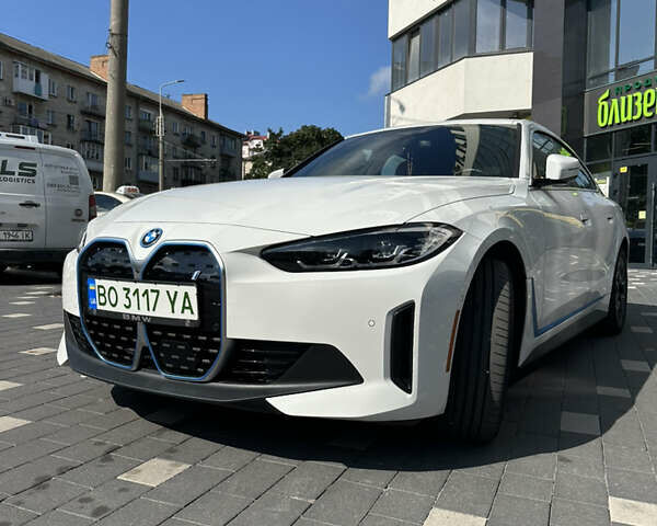 Белый БМВ i4, объемом двигателя 0 л и пробегом 25 тыс. км за 30500 $, фото 1 на Automoto.ua