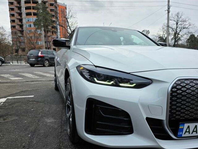 Белый БМВ i4, объемом двигателя 0 л и пробегом 6 тыс. км за 54945 $, фото 1 на Automoto.ua