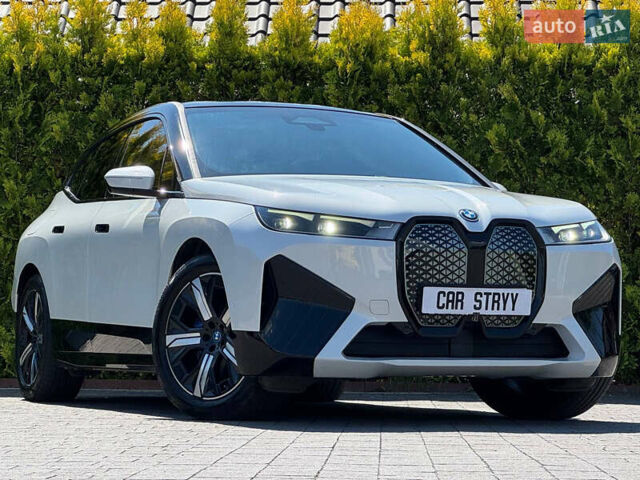 Белый БМВ iX, объемом двигателя 0 л и пробегом 64 тыс. км за 45999 $, фото 1 на Automoto.ua