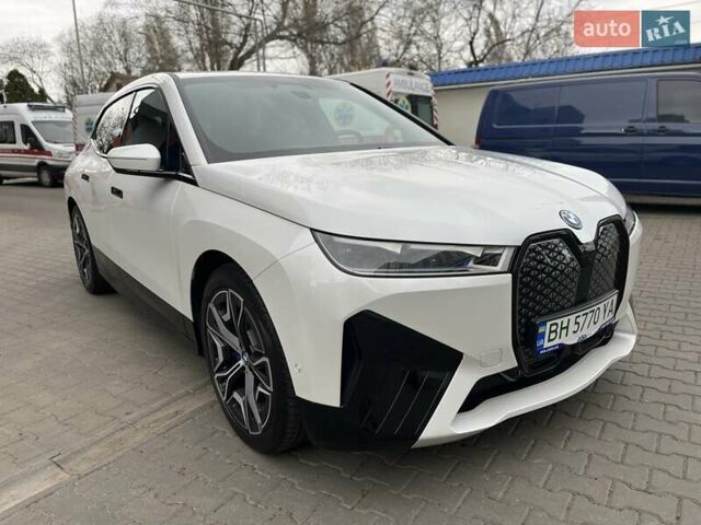 Белый БМВ iX, объемом двигателя 0 л и пробегом 40 тыс. км за 48500 $, фото 1 на Automoto.ua
