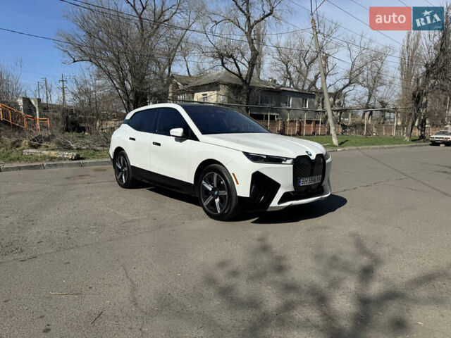 Белый БМВ iX, объемом двигателя 0 л и пробегом 35 тыс. км за 56500 $, фото 1 на Automoto.ua