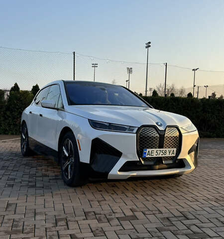 Белый БМВ iX, объемом двигателя 0 л и пробегом 57 тыс. км за 56700 $, фото 1 на Automoto.ua