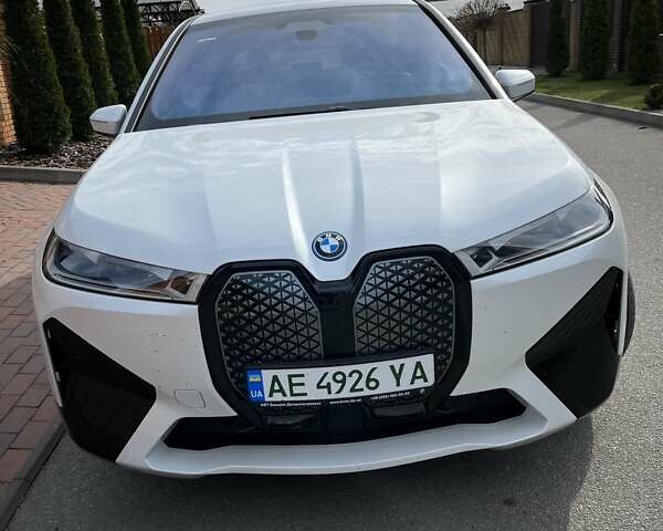 Белый БМВ iX, объемом двигателя 0 л и пробегом 27 тыс. км за 61000 $, фото 1 на Automoto.ua