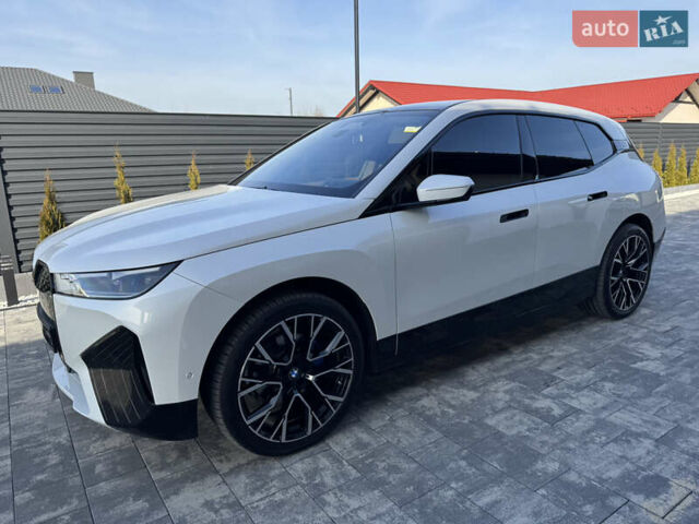 Белый БМВ iX, объемом двигателя 0 л и пробегом 28 тыс. км за 57500 $, фото 1 на Automoto.ua