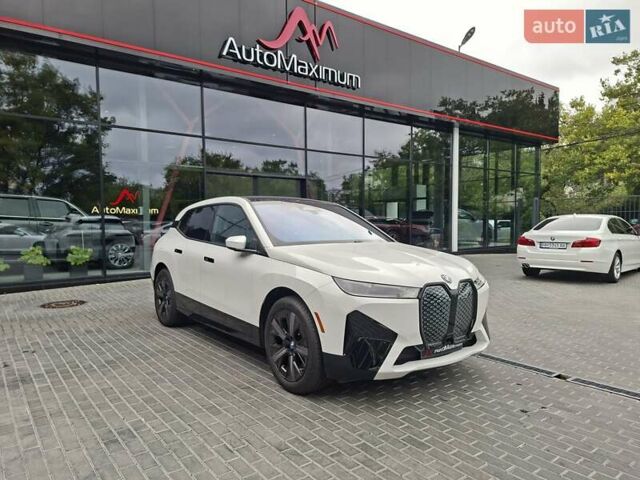 Белый БМВ iX, объемом двигателя 0 л и пробегом 8 тыс. км за 63900 $, фото 1 на Automoto.ua