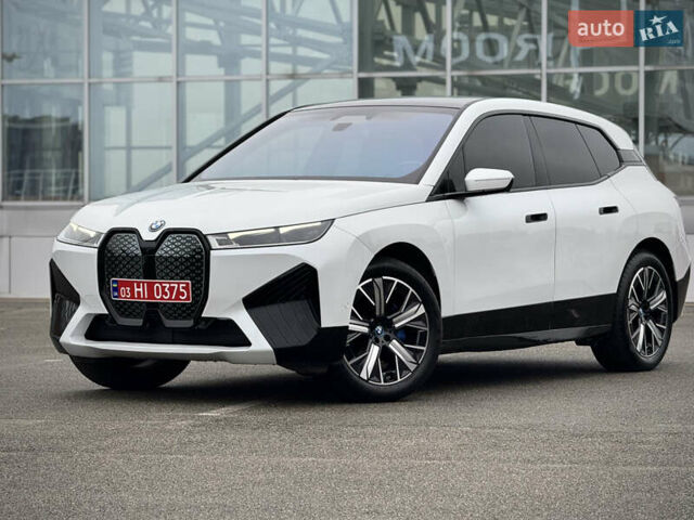 Белый БМВ iX, объемом двигателя 0 л и пробегом 32 тыс. км за 48900 $, фото 1 на Automoto.ua