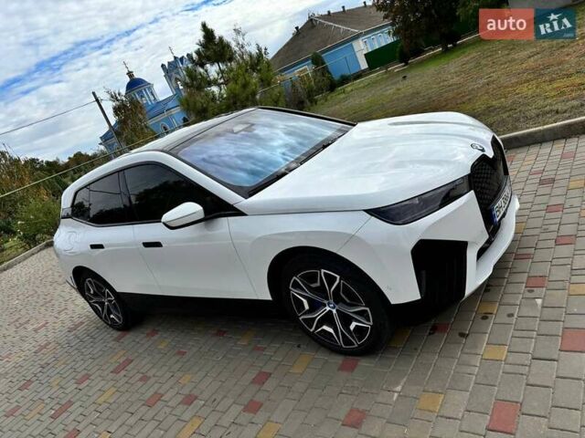 Білий БМВ iX, об'ємом двигуна 0 л та пробігом 2 тис. км за 60800 $, фото 1 на Automoto.ua