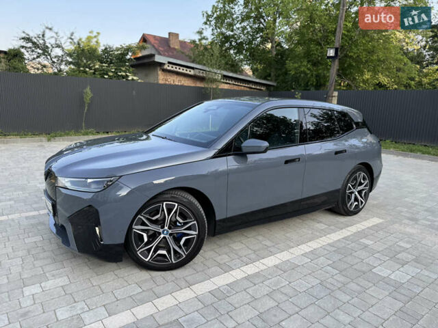 Серый БМВ iX, объемом двигателя 0 л и пробегом 47 тыс. км за 58500 $, фото 1 на Automoto.ua