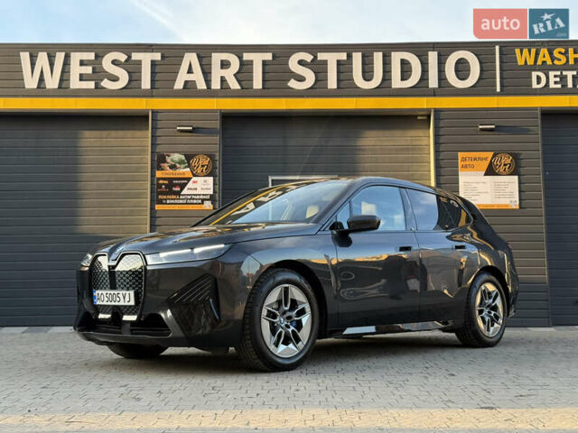 Серый БМВ iX, объемом двигателя 0 л и пробегом 30 тыс. км за 49500 $, фото 1 на Automoto.ua
