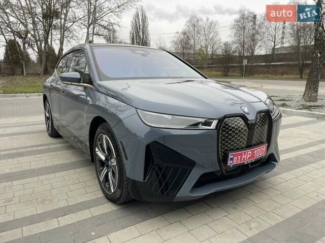 Серый БМВ iX, объемом двигателя 0 л и пробегом 53 тыс. км за 58800 $, фото 1 на Automoto.ua