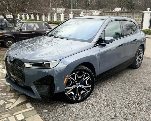 Серый БМВ iX, объемом двигателя 0 л и пробегом 33 тыс. км за 49600 $, фото 1 на Automoto.ua
