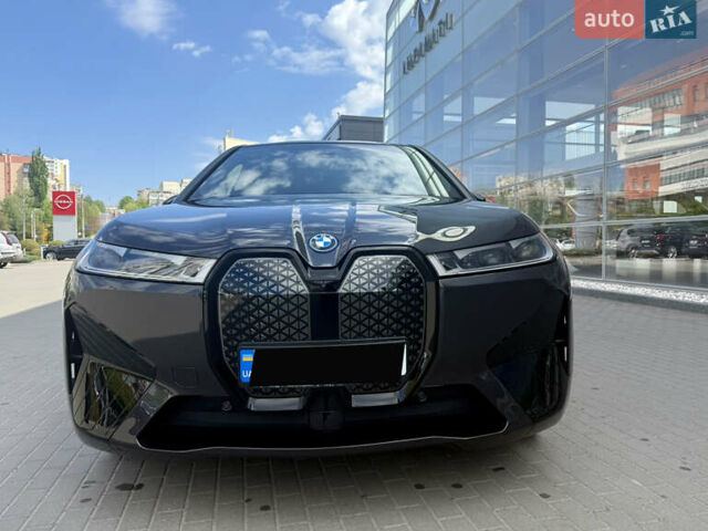 Серый БМВ iX, объемом двигателя 0 л и пробегом 19 тыс. км за 55445 $, фото 1 на Automoto.ua