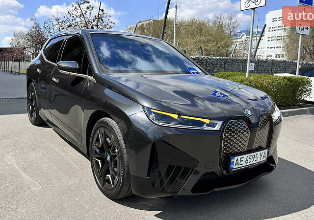 Серый БМВ iX, объемом двигателя 0 л и пробегом 42 тыс. км за 68500 $, фото 1 на Automoto.ua