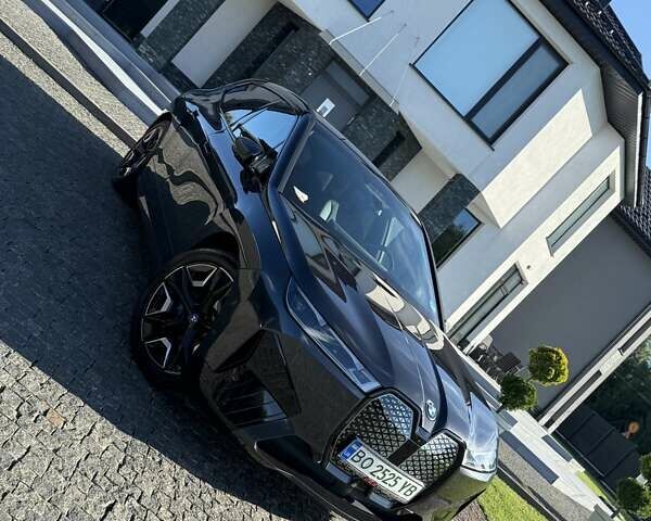 Серый БМВ iX, объемом двигателя 0 л и пробегом 35 тыс. км за 47500 $, фото 1 на Automoto.ua