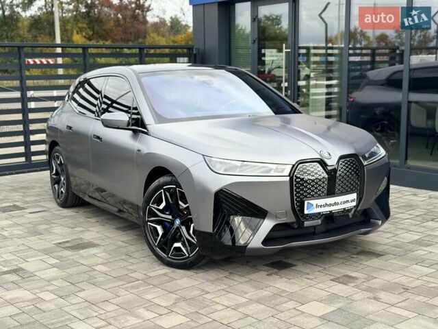 Серый БМВ iX, объемом двигателя 0 л и пробегом 49 тыс. км за 79500 $, фото 1 на Automoto.ua