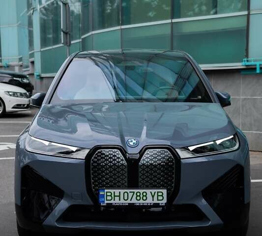 Серый БМВ iX, объемом двигателя 0 л и пробегом 19 тыс. км за 65900 $, фото 1 на Automoto.ua