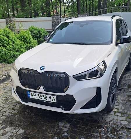 Белый БМВ iX1, объемом двигателя 0 л и пробегом 50 тыс. км за 35500 $, фото 1 на Automoto.ua