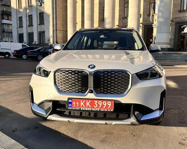 БМВ iX1 2023 в Киеве на Automoto.ua Белый БМВ iX1, объемом двигателя 0 л и пробегом 5 тыс. км за 31900 $, фото 1 на Automoto.ua